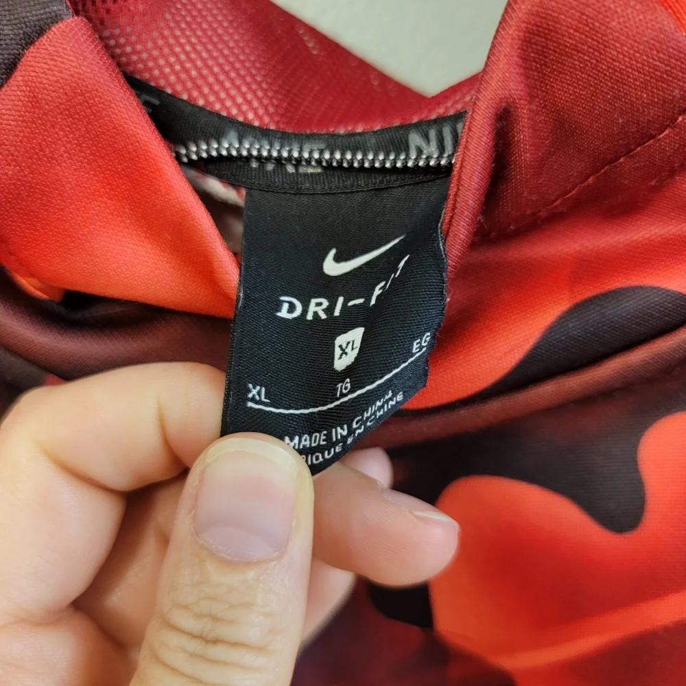 Nike Red Camouflage Pullover Hoodie Boys Size‎ XL Athletic Swoosh Sports Outdoor